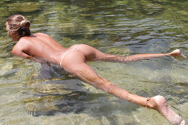 Girls Swimming Naked